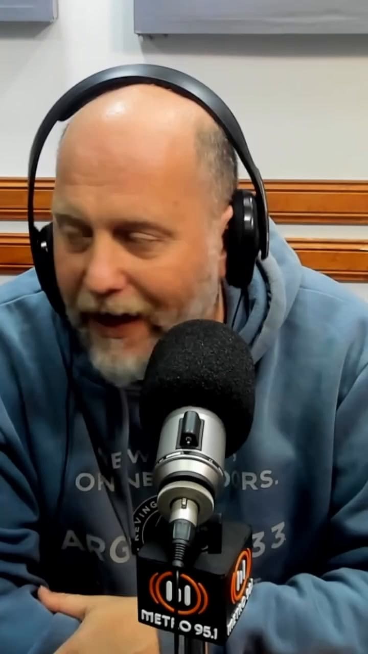 Cayetano anunciando el final de Radio Metro