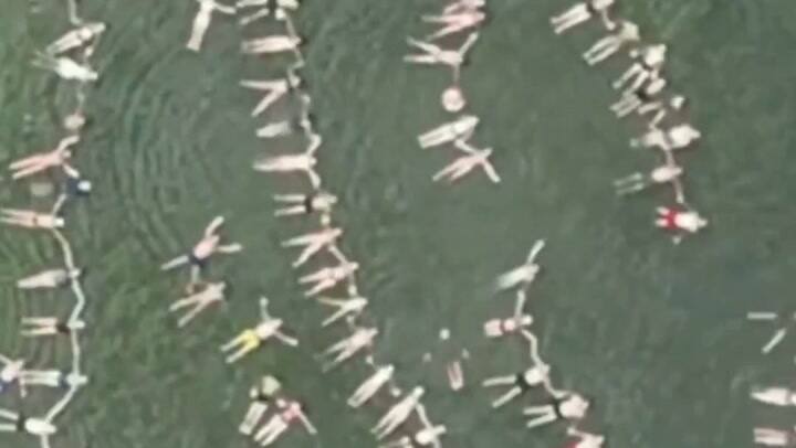 Video: por qué cientos de personas se reunieron para flotar en la laguna de Mar Chiquita