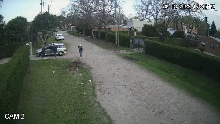 Moreno: se colgó del auto para que no le roben el auto