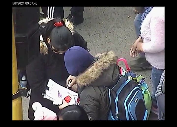 Piqueteros reparten plata y anotan asistencia en una manifestación en Lomas de Zamora