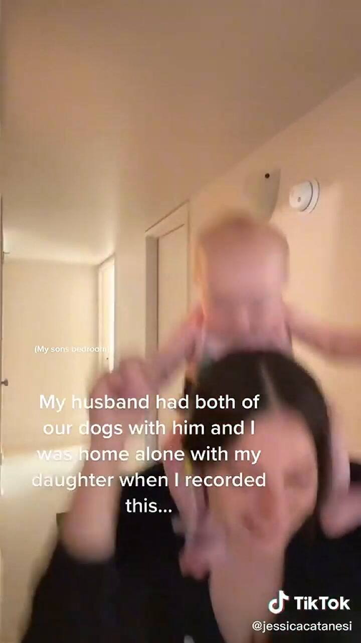 Filmó un tierno vídeo con su bebé y una sombra debajo de la cama le provocó escalofríos