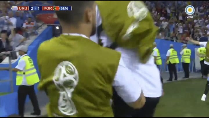 Cavani vuelve a poner a Uruguay en ventaja - Fuente: Televisión Pública