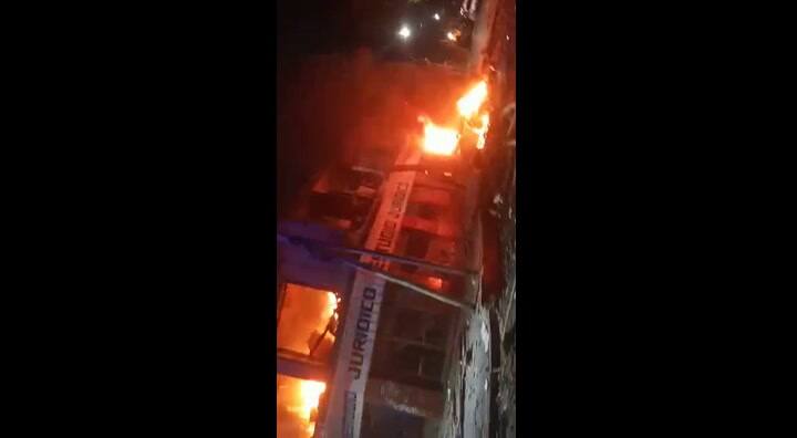 Los Bomberos trabajan con mangueras y escaleras para rescatar a las personas