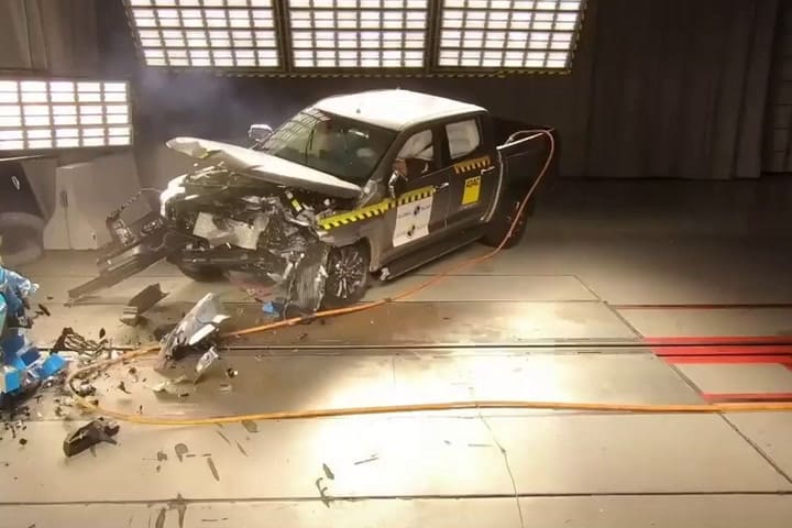 GIF Choque Mitsubishi L200