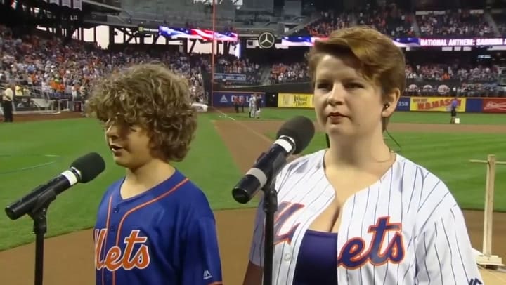 Gaten Matarazzo cantó el himno de Estados Unidos en la MLB