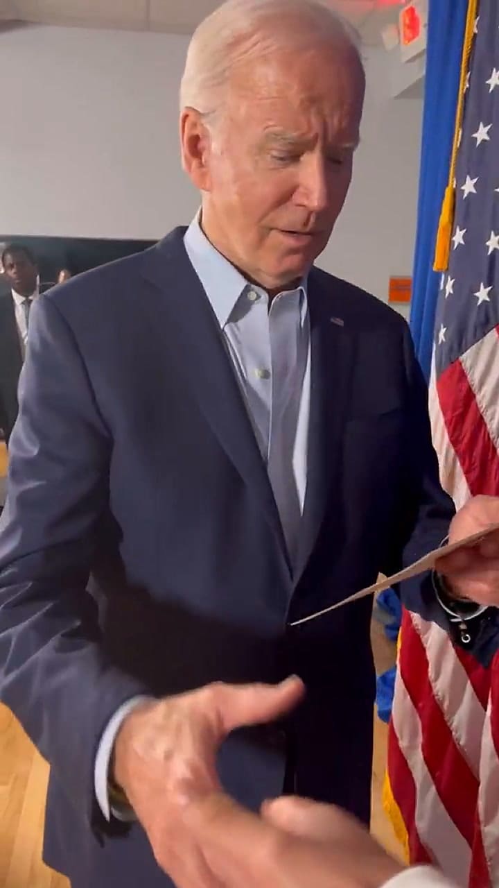 Un dibujante le entregó a Joe Biden su retrato y lo hizo reír con un atrevido comentario