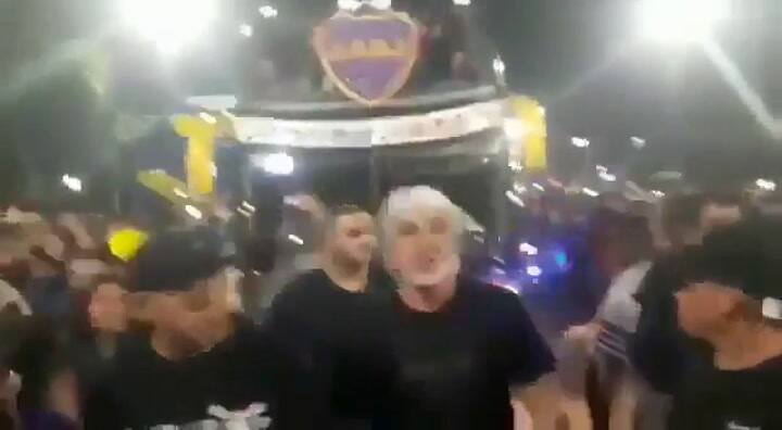 Rafael Di Zeo en la caravana que despidió al plantel de Boca - Fuente: Twitter