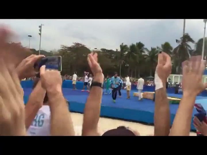 Santiago Lange abraza a sus hijos en la premiación