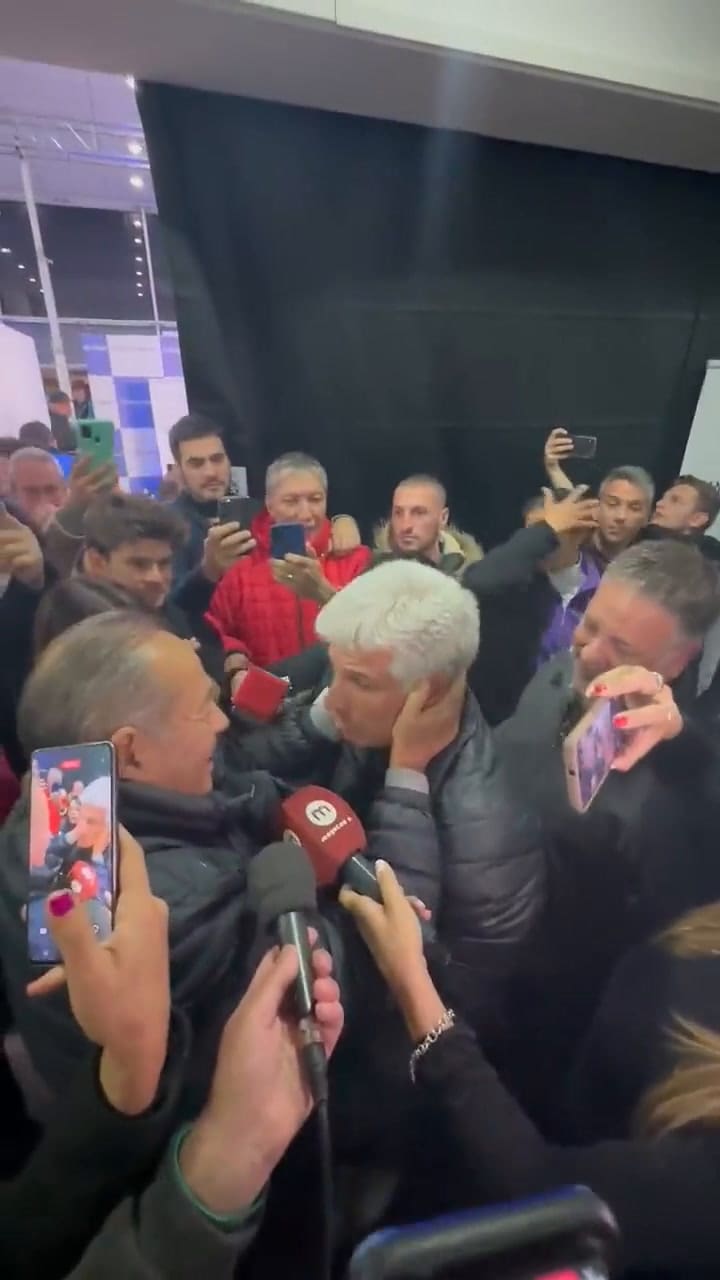 El abrazo entre Saa y Poggi