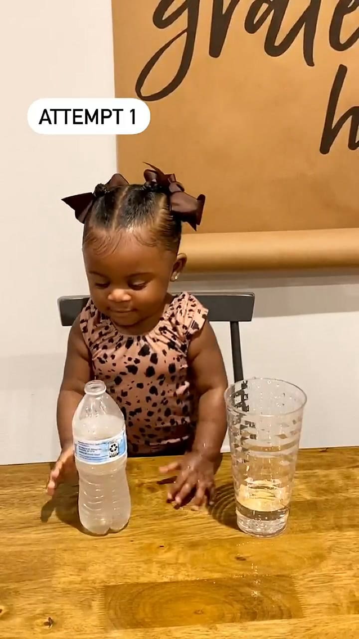 La niña que no logra servir líquido en su vaso y se volvió viral