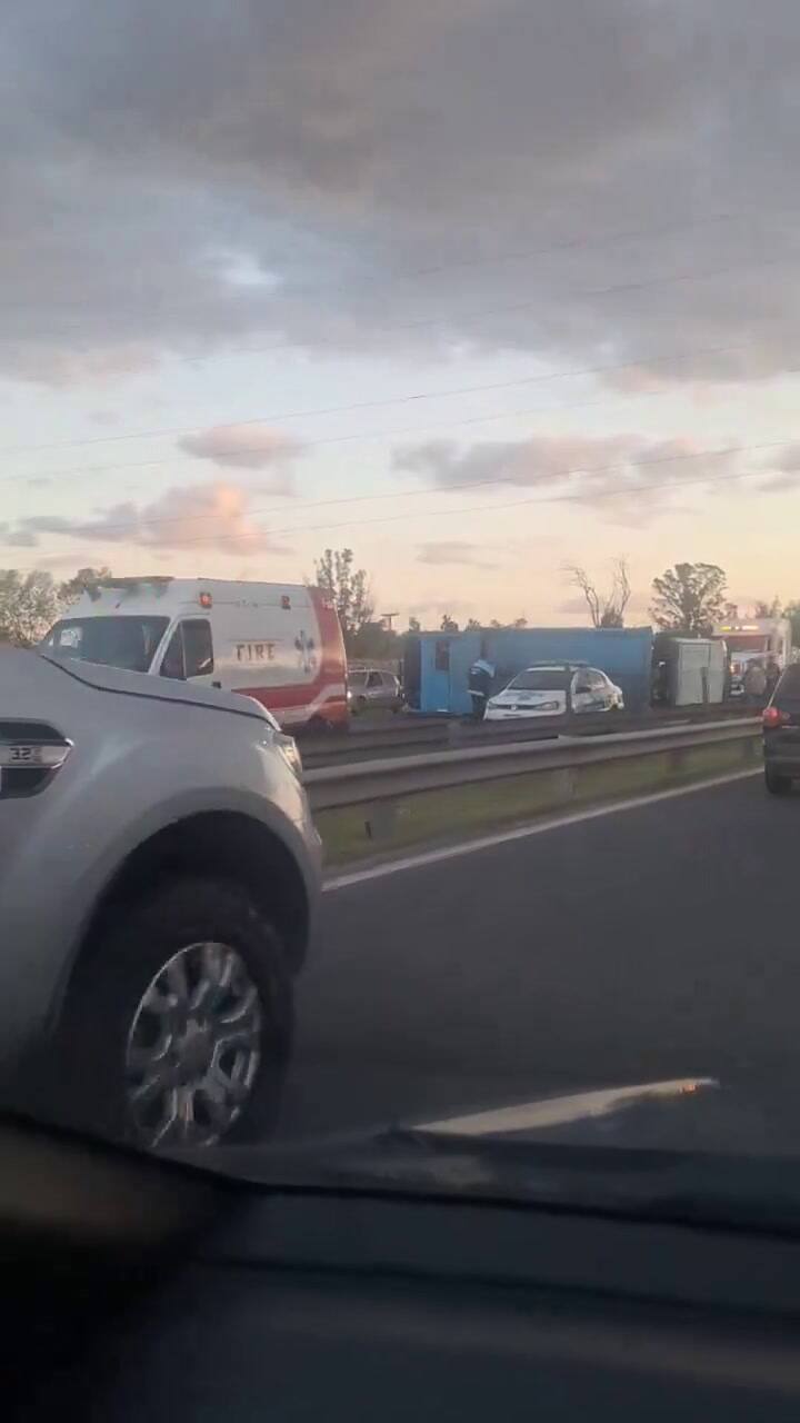 Un camión volcó en el camino del Buen Ayre: el conductor se quedó dormido