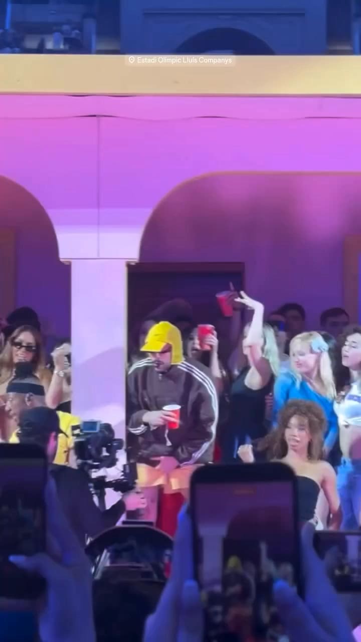 Úrsula Corberó, Lola Lolita e outras pessoas também estiveram presentes na área VIP exclusiva do artista