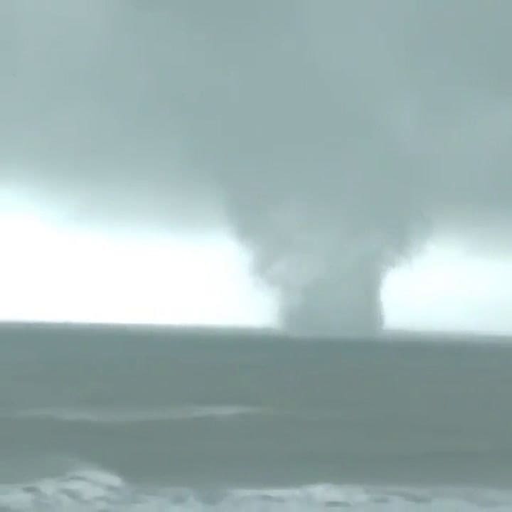 Una tromba marina frente a las playas de Mar del Tuyú - Fuente: Twitter