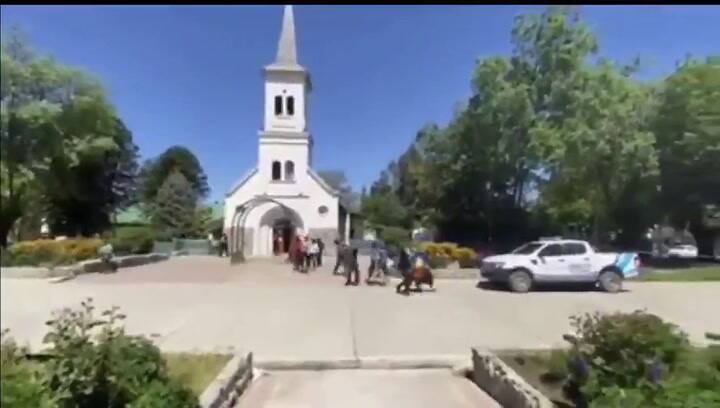 Así se fueron los mapuches tras la toma de la Iglesia - Fuente: Twitter