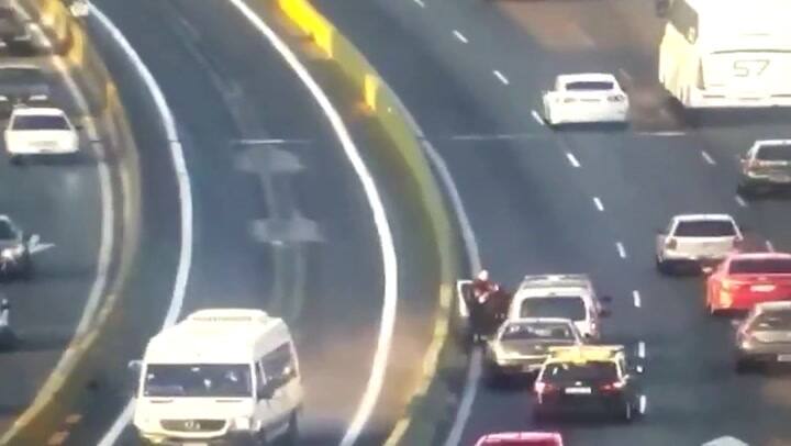 Se conoció el video del choque a la pareja en la autopista