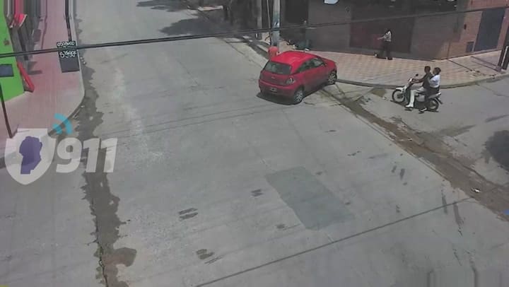 Milagro en Córdoba: joven ciclista atropellada por un Chevrolet Agile que la arrastró varios metros