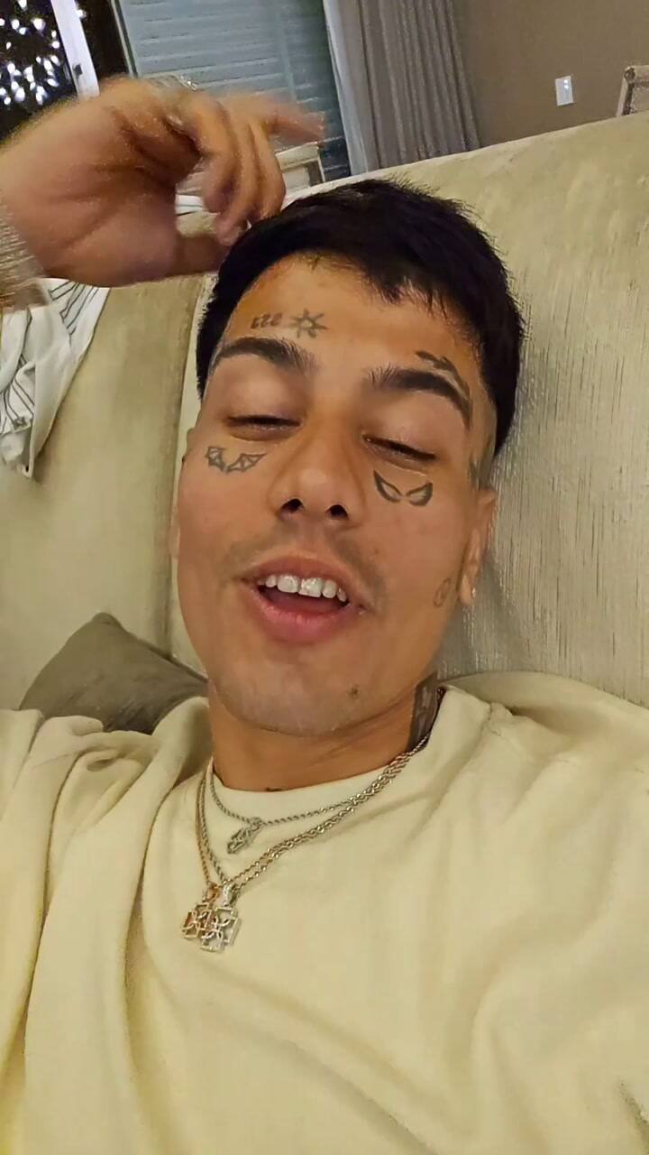 La alegría del Duki tras culminar su recital en el Santiago Bernabéu