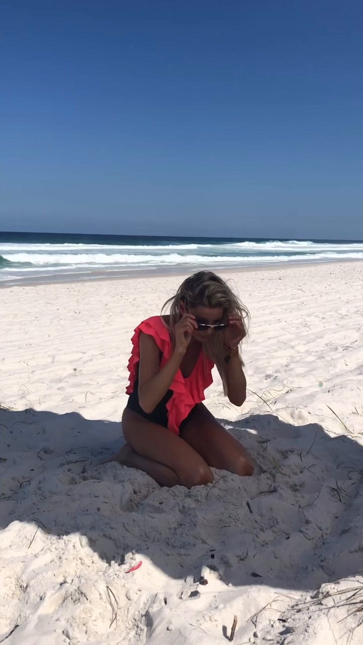 Jimena Cyrulnik modela su marca de trajes de baño