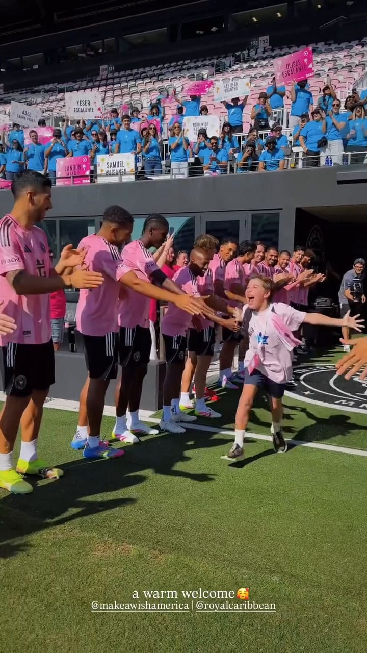 La felicidad de uno de los chicos al conocer a Lionel Messi y Luis Suárez
