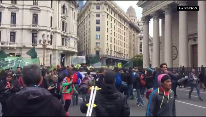 Así se vivió el verdulazo en Plaza de Mayo