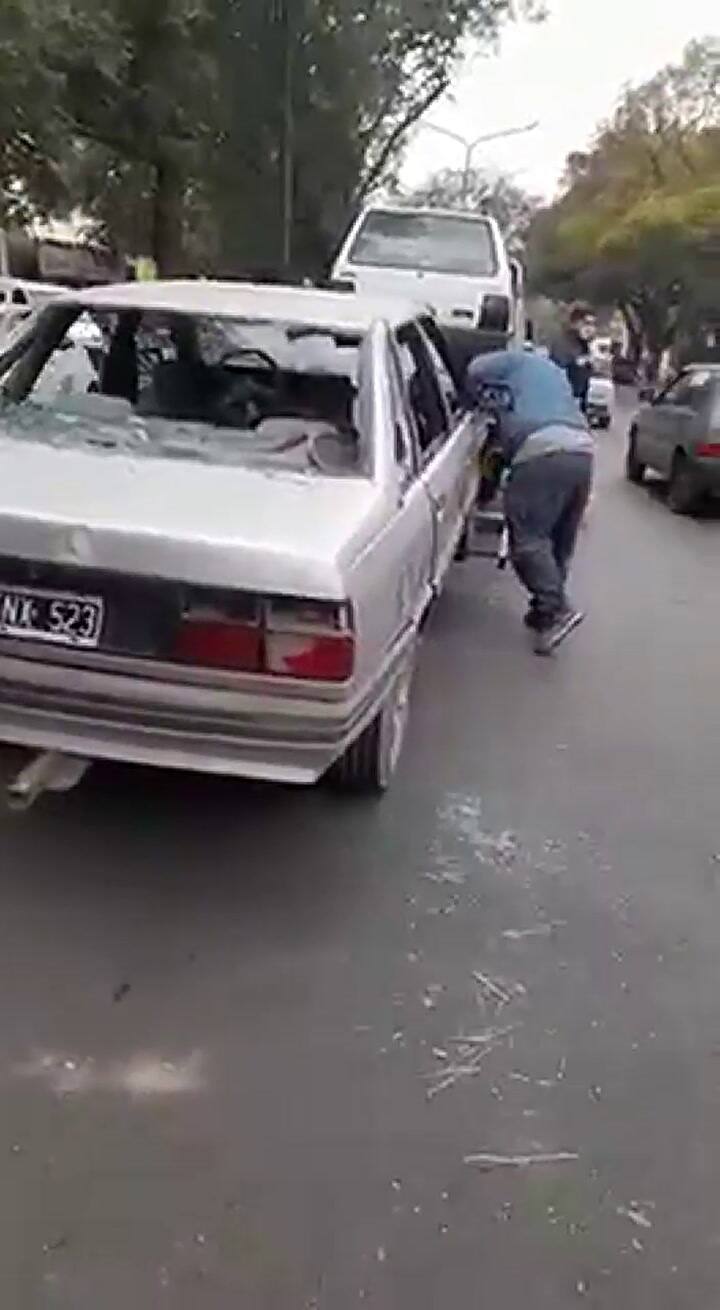 Intentó esquivar un control vehicular, la policía lo atrapó y decidió destruir su propio auto