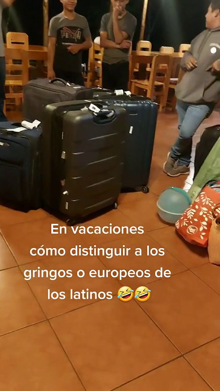 Exhibió como viajan los latinos a diferencia de los europeos y causó risas