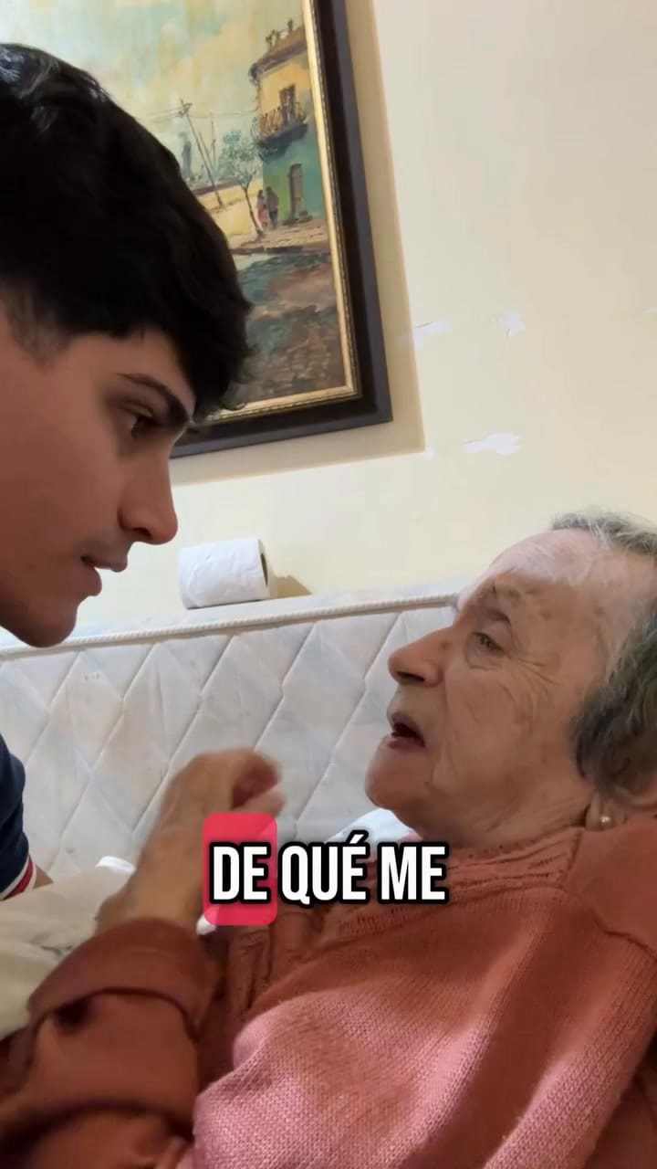 La emotiva despedida de un nieto y su abuela