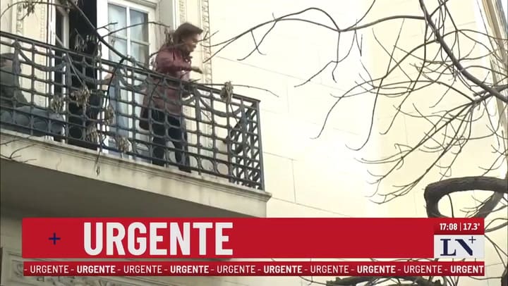 Cristina sale al balcón a saludar a la militancia por segundo día consecutivo