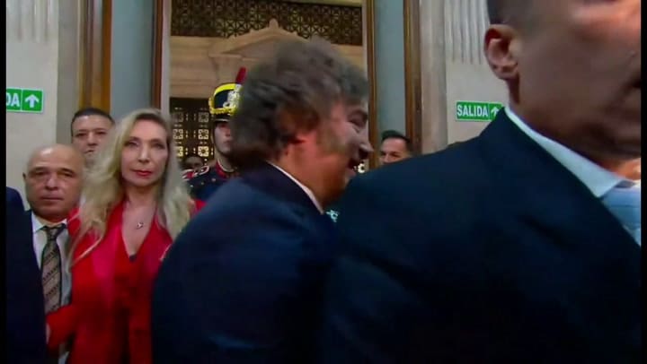 gif El empujón entre Villarruel y Karina Milei