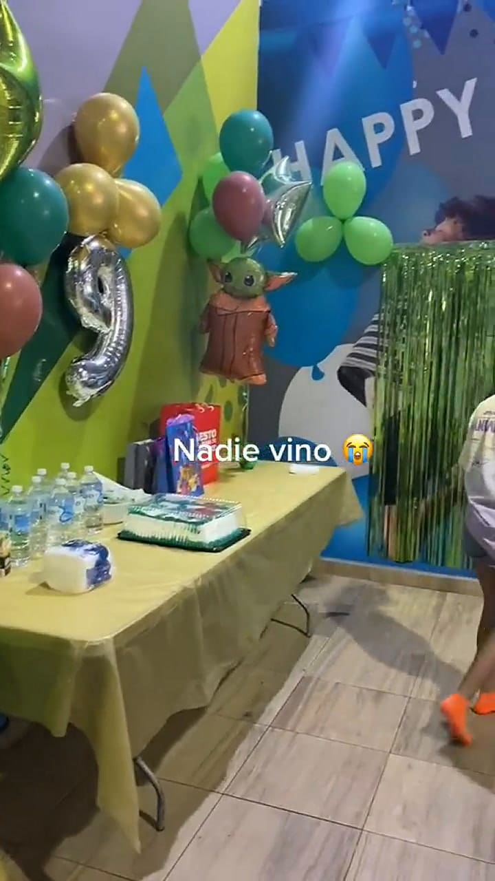 Le hacen su fiesta de cumpleaños y nadie asiste