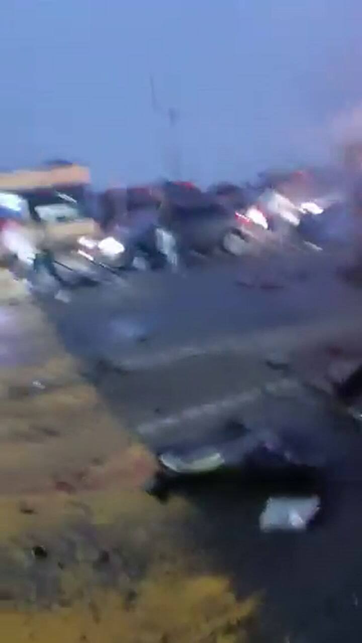 El camión impactó contra varios vehículos y generó un incendio