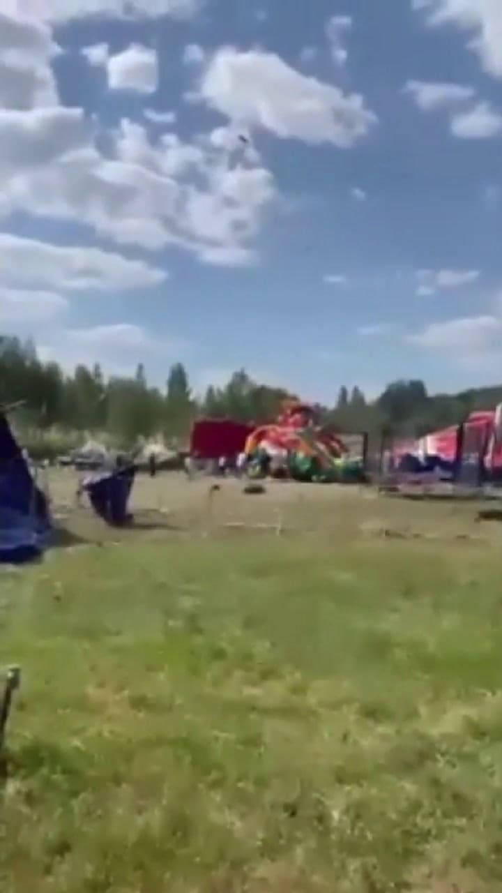 Un castillo inflable se soltó y arrojó a los niños al aire