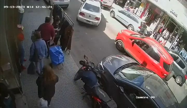 Floresta: un hombre dio marcha atrás, aplastó a una mujer de 71 años con el auto y la mató