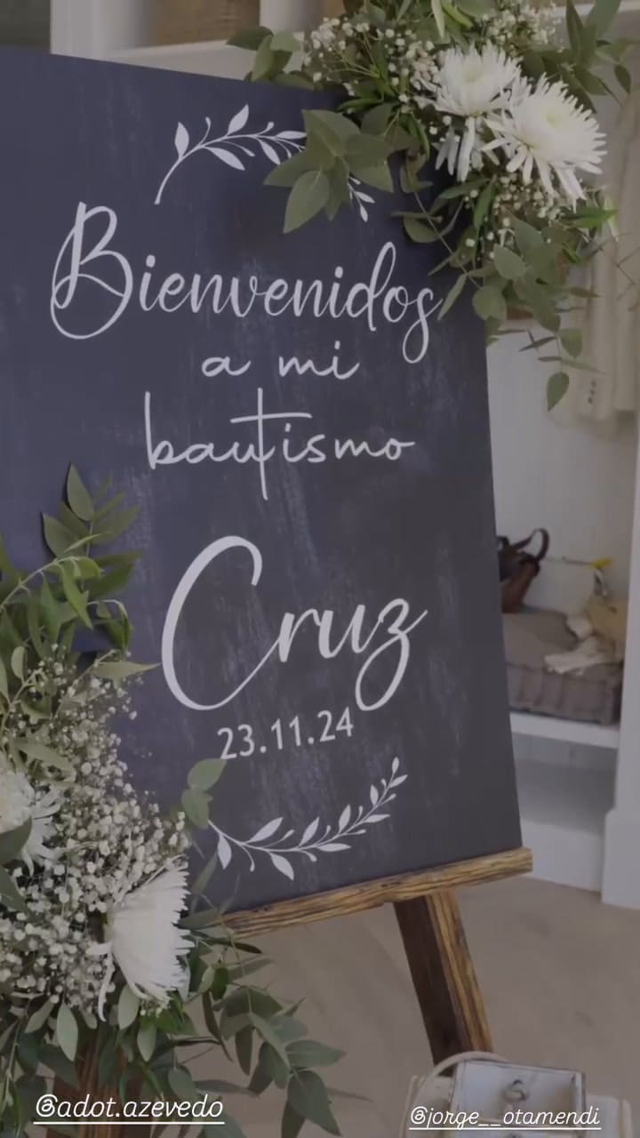 Nicole Neumann con sus hijas en medio de la celebración del bautismo de Cruz