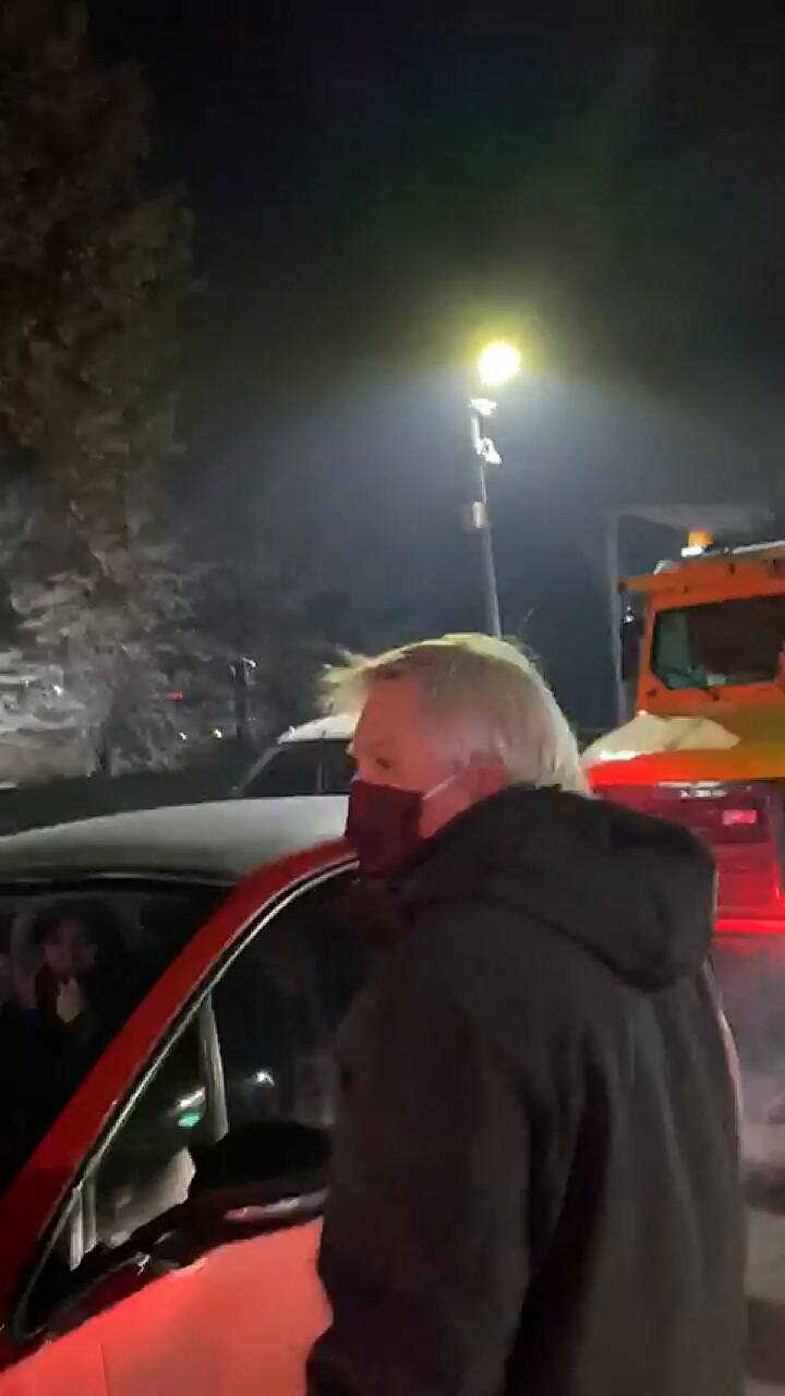 No dejan pasar al camion que lleva a Lázaro Báez