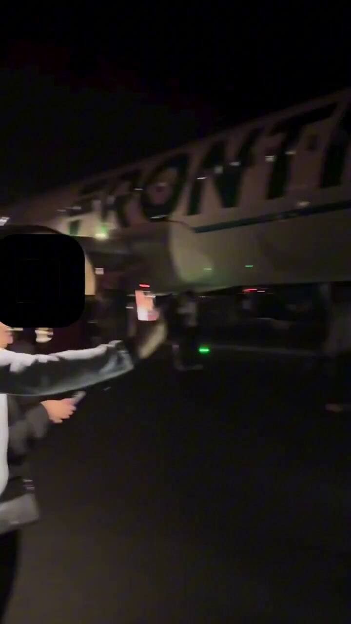 Los pasajeros tuvieron que evacuar el avión en toboganes de emergencia