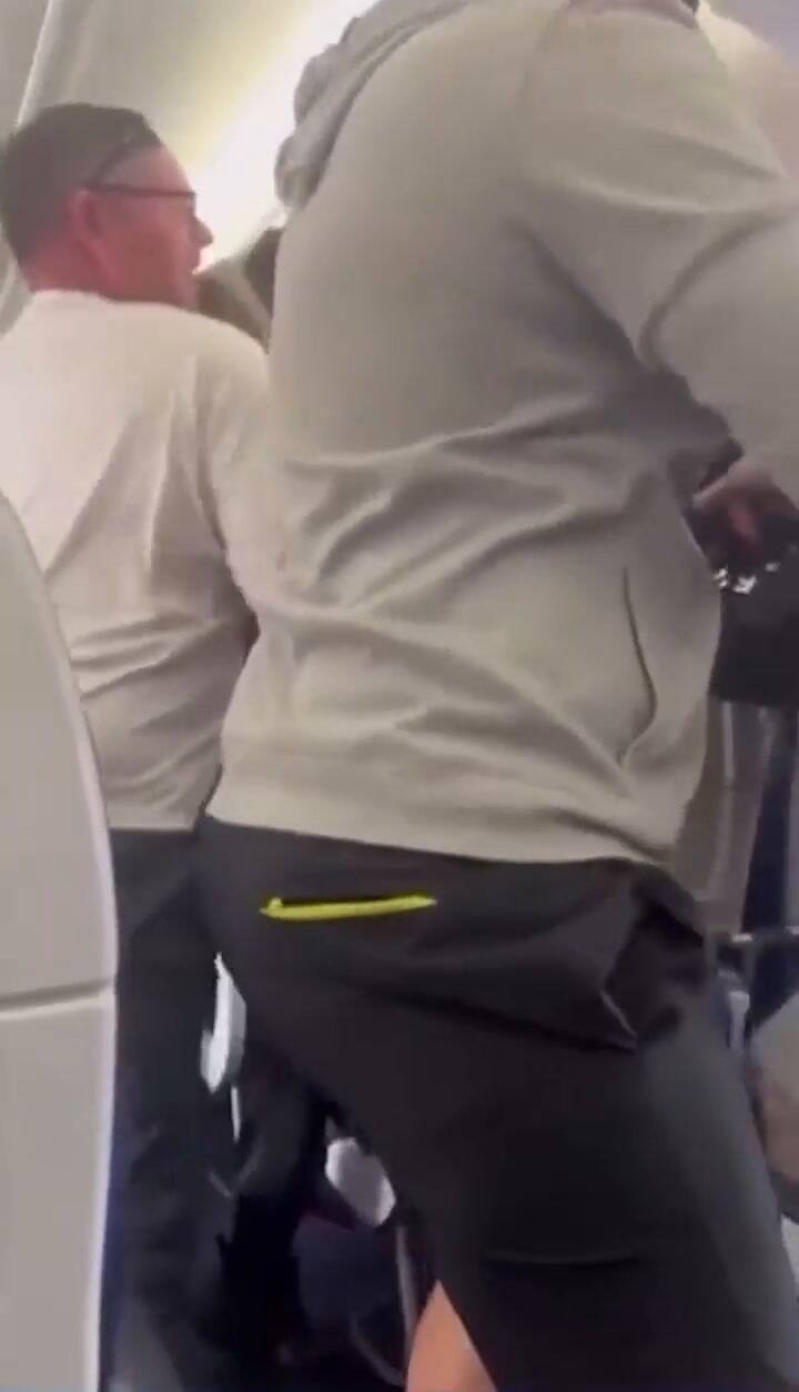 Los pasajeros lograron separar a los hombres, sin embargo, uno de ellos siguió con el ataque