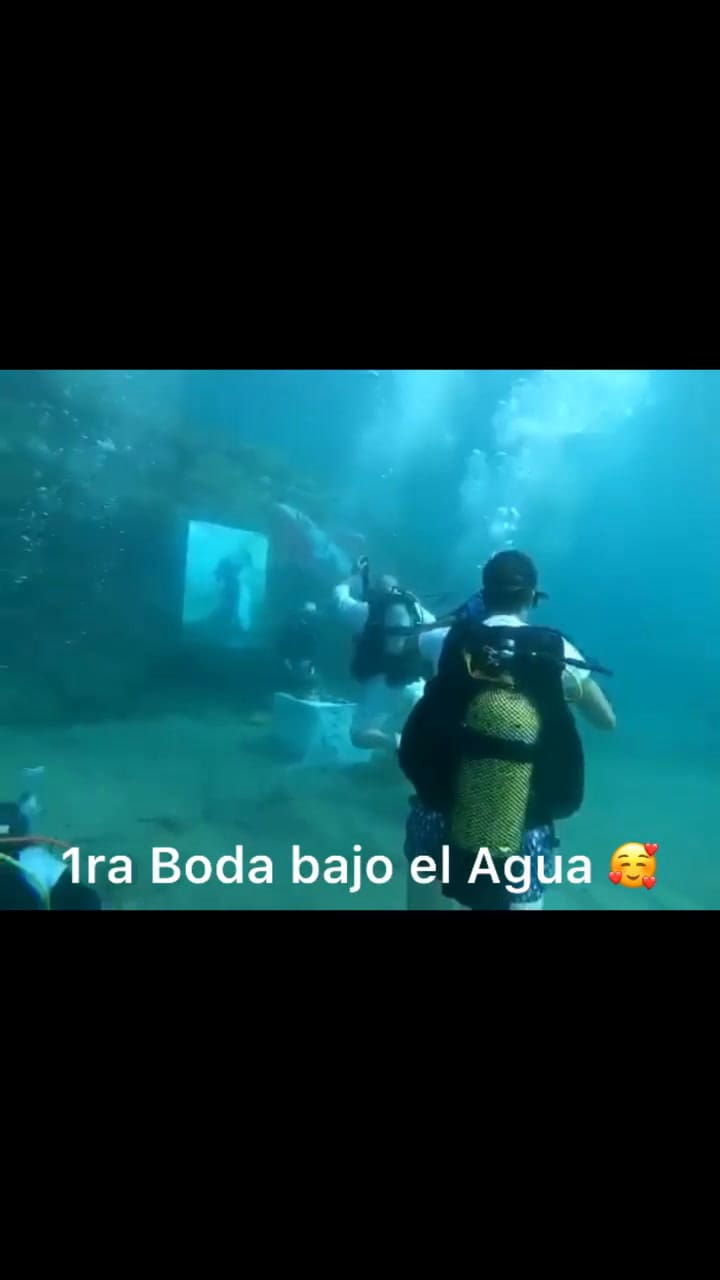 Los novios en plena ceremonia bajo el agua en la zona de Murcia