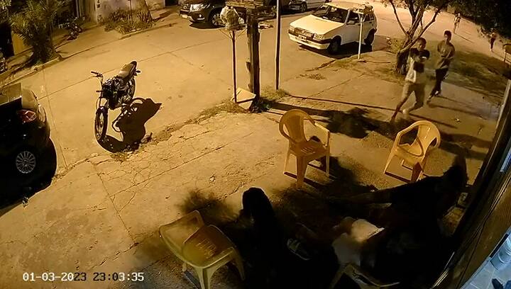 El momento en que dos jóvenes sicarios disparan contra una familia en Rafaela
