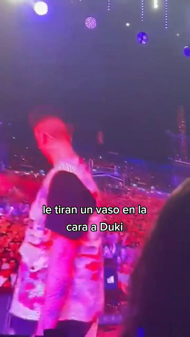 El momento en el que Duki fue golpeado con un vaso