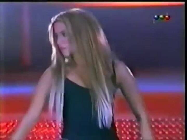Shakira canta 'Ojos así' en 'La movida del verano' - Fuente: YouTube