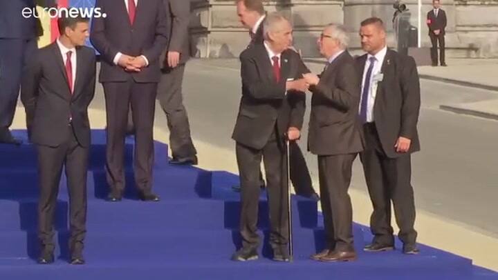 El presidente de la Comisión Europea tambalea al caminar al cierre de la cumbre de la OTAN - Fuente: