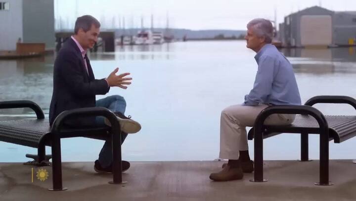 Stockton Rush, CEO de Ocean Gate, muestra el joystick mediante el cual se maneja el submarino Titan