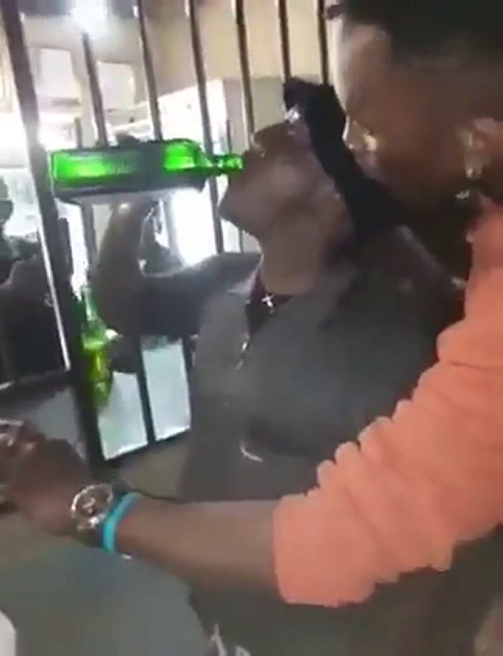 Sudáfrica: Un hombre murió tras ingerir una botella de licor en dos minutos