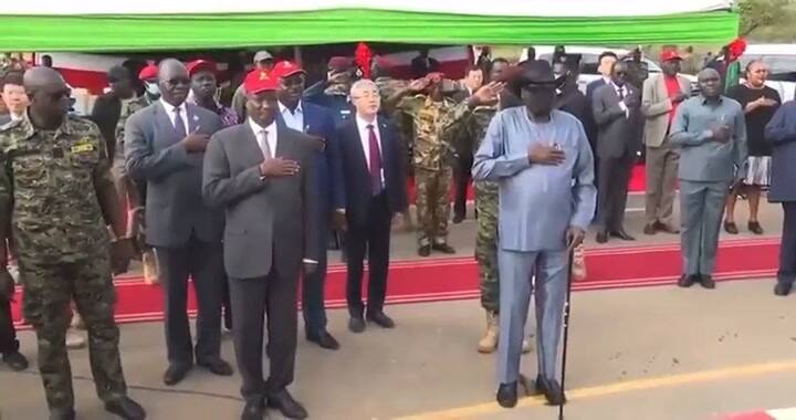 El vergonzoso momento que sufrió el presidente de Sudán del Sur durante un acto público