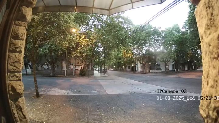 Chocó tres vehículos estacionado, volcó y se acostó a dormir dos horas