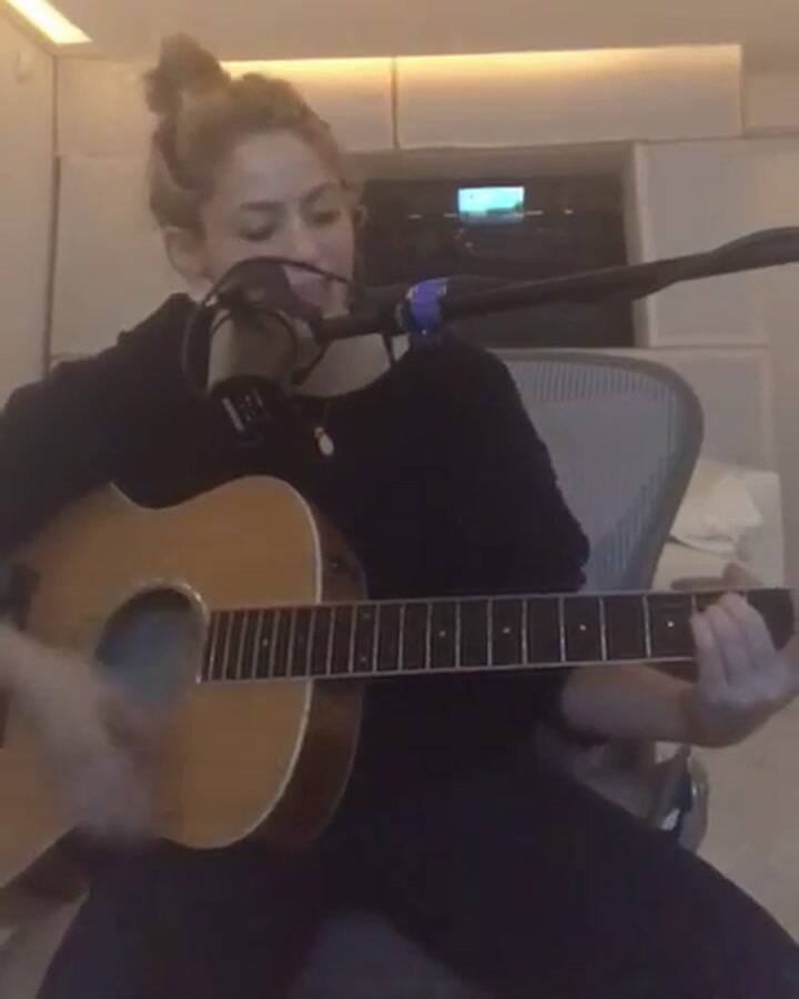Shakira cantó de nuevo para sus fans luego de ser operada