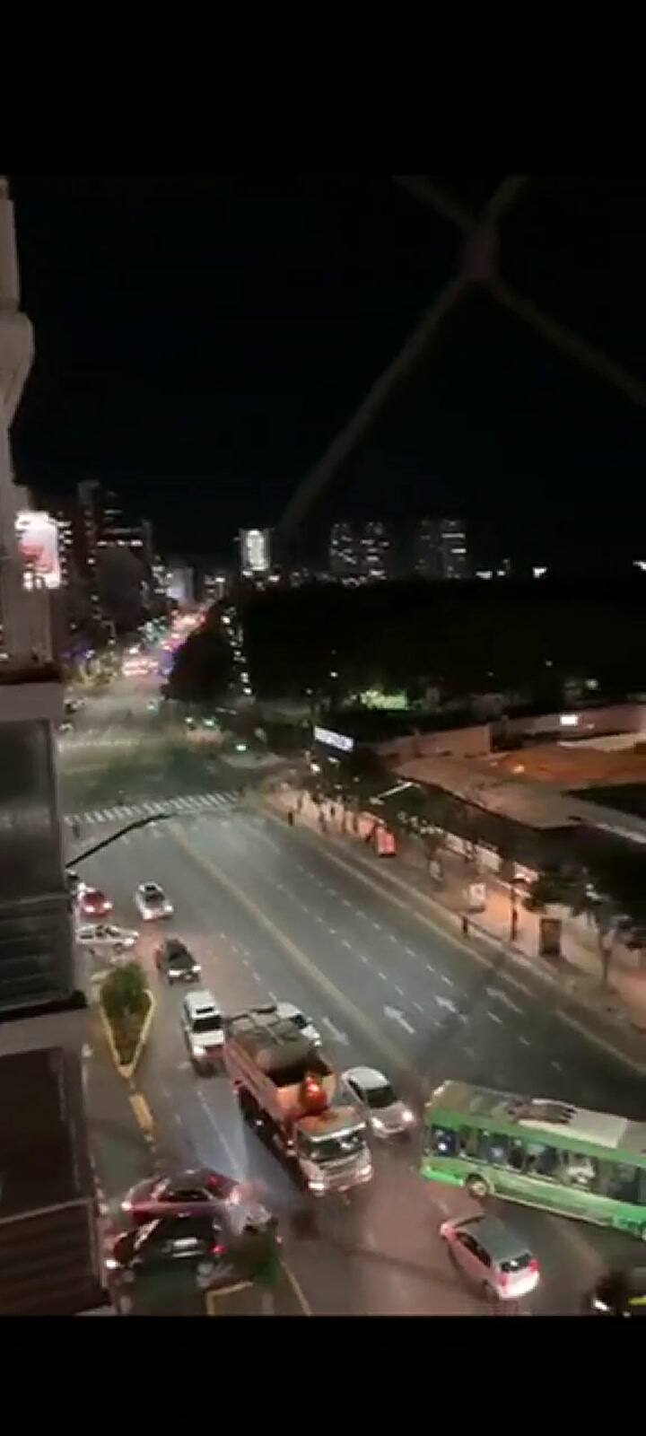 El enfrentamiento desde un balcón y las detonaciones de fondo