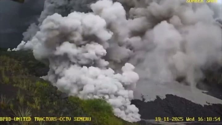 Erupción del volcán Semeru en Indonesia