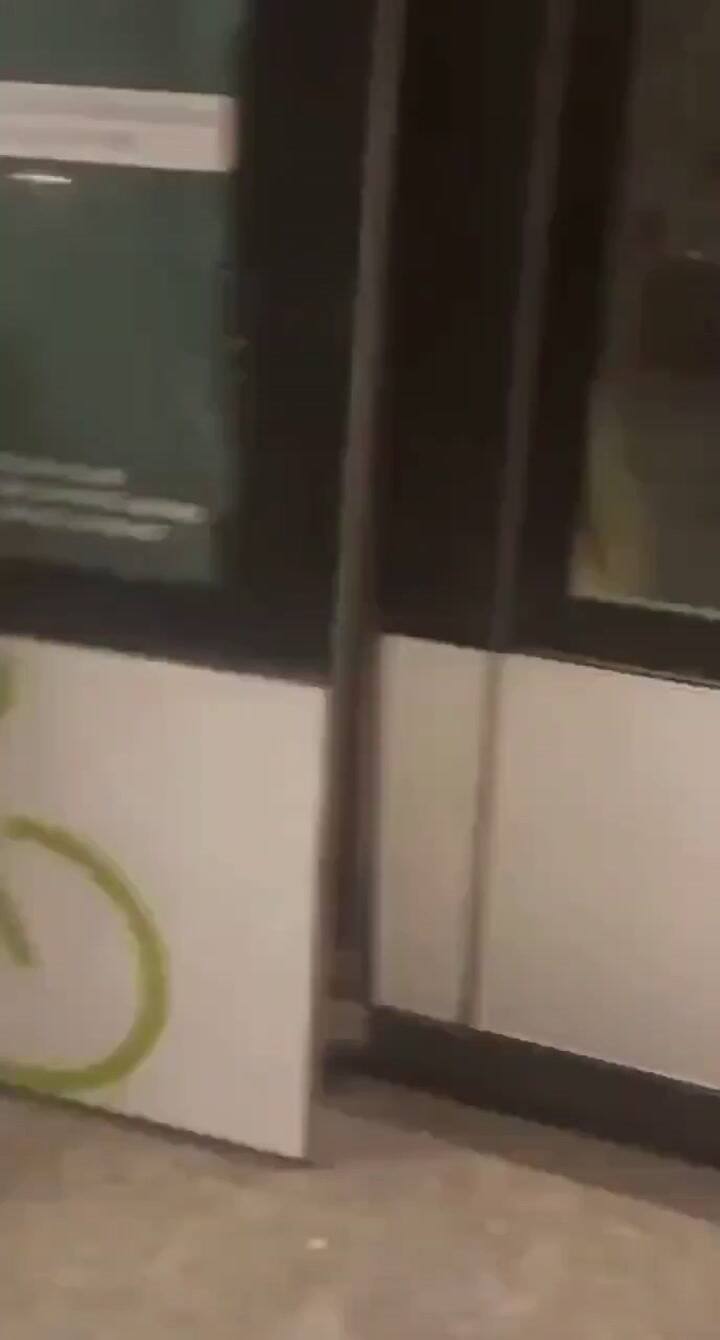 Pasajeros se trasladan por la estación, algunos heridos, tras el choque